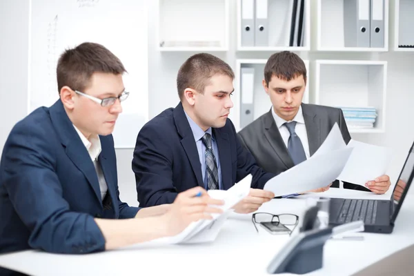 Команда экспертов за работой